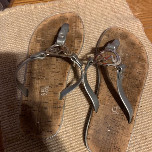 MK flip flops - Picture 2 of 3